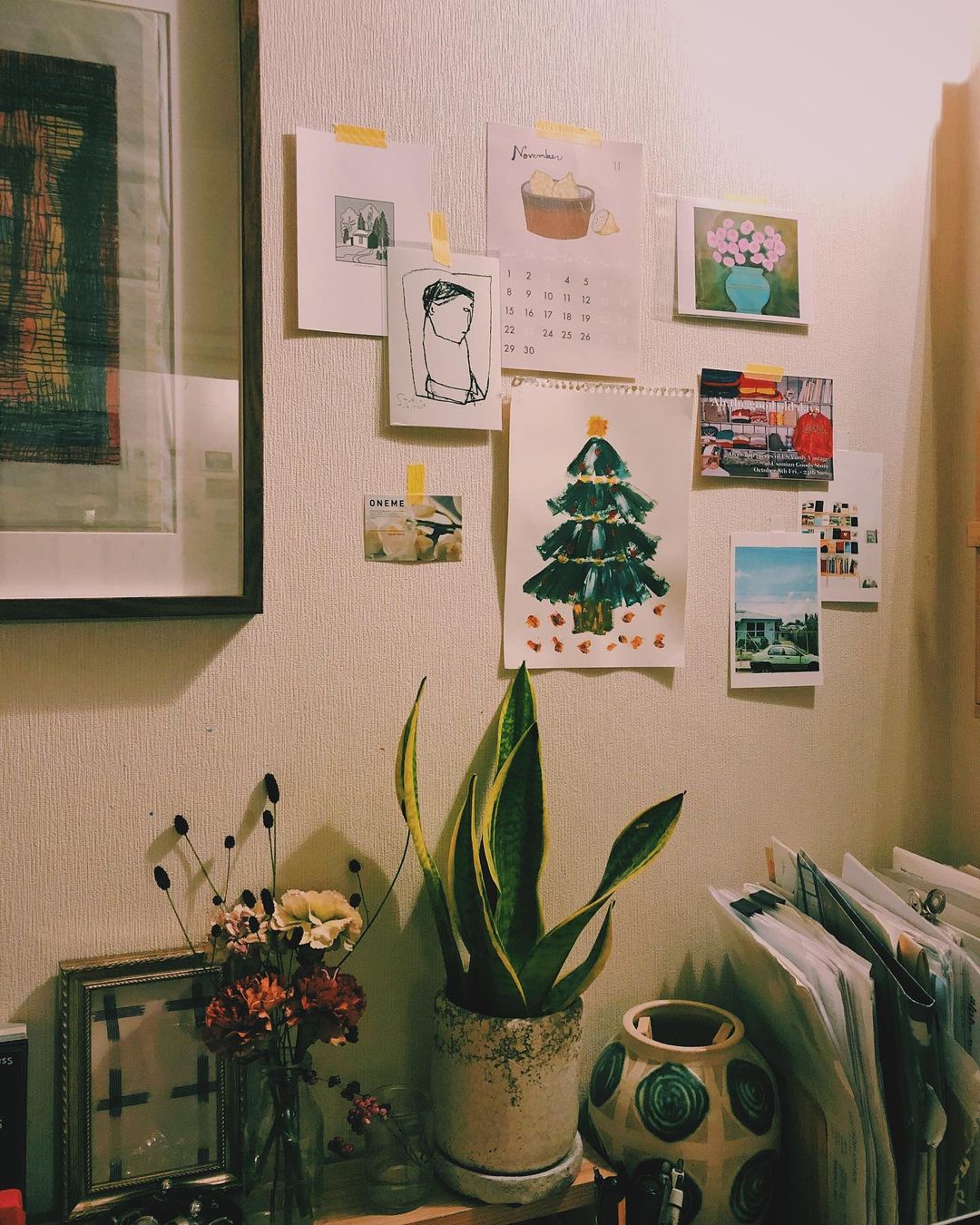 壁のちょっとした場所に、ツリーやサンタクロースのイラストやポストカードを飾って楽しむ方も。本当に小さなスペースでも、季節感が感じられて嬉しくなりますね。（このお部屋はこちら）