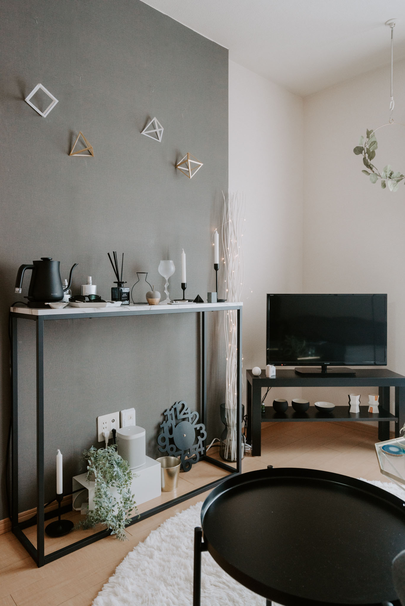 北欧のクリスマス飾りとして用いられる「ヒンメリ」。そしてキャンドルなどの小さな灯りがあると、それだけでもちょっと神聖なクリスマスのムードに。（このお部屋はこちら）