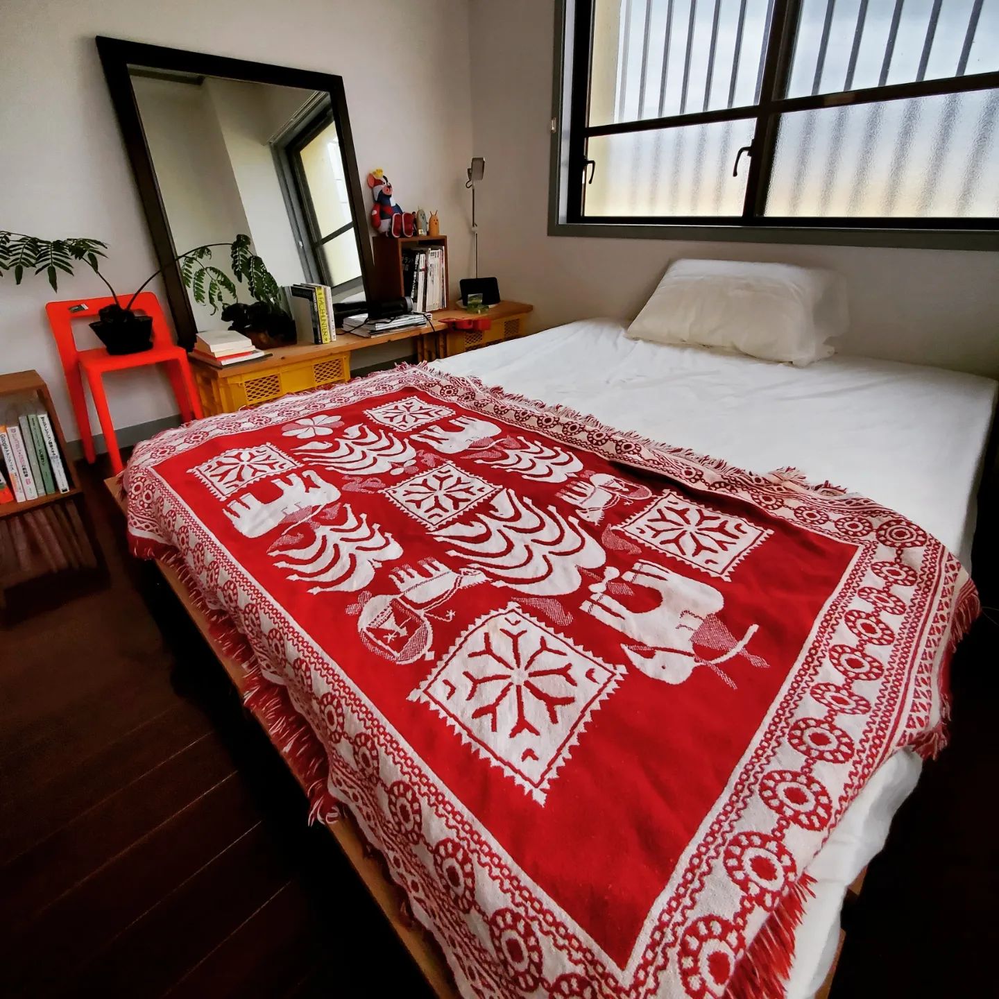 こちらは寝室。あえて赤など鮮やかな差し色を加えることで、自分らしい空間に。