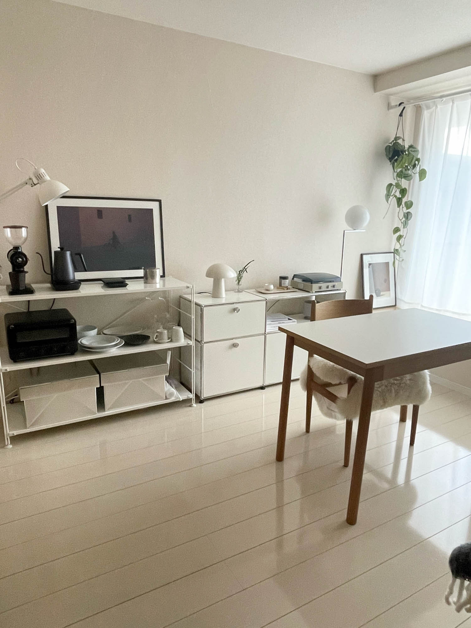 おっしゃる通り、床も壁も全て白で統一されている無機質なお部屋。Tamakiさんがお持ちの白い家具がよく似合います。