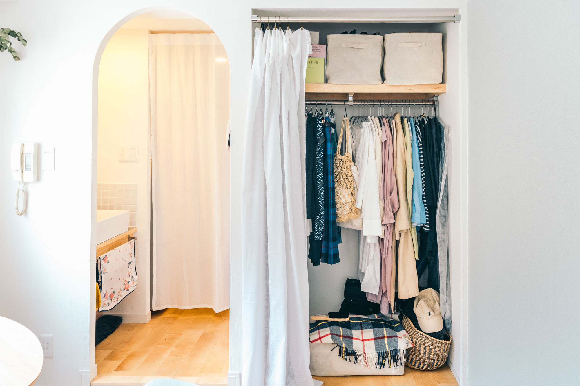 エアコンをつけている部屋はなるべく小さく仕切ると暖房効率が高まります。特にワンルームで仕切りのないお部屋の場合、収納との間、キッチンや玄関との間にカーテンを設置するだけでも、違いが大きいですよ。