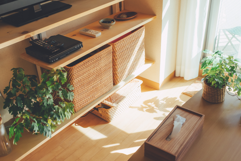 ナチュラルな雰囲気に馴染んでいるのは、無印良品の重なるラタン長方形バスケット。コード類や日用品のストックなど生活感が出やすいものを入れておくと、空間の質が上がりますよ。こちらのお部屋のように、ラックの高さをカゴにぴったり合わせると、よりスッキリして見えます。(このお部屋を見る)