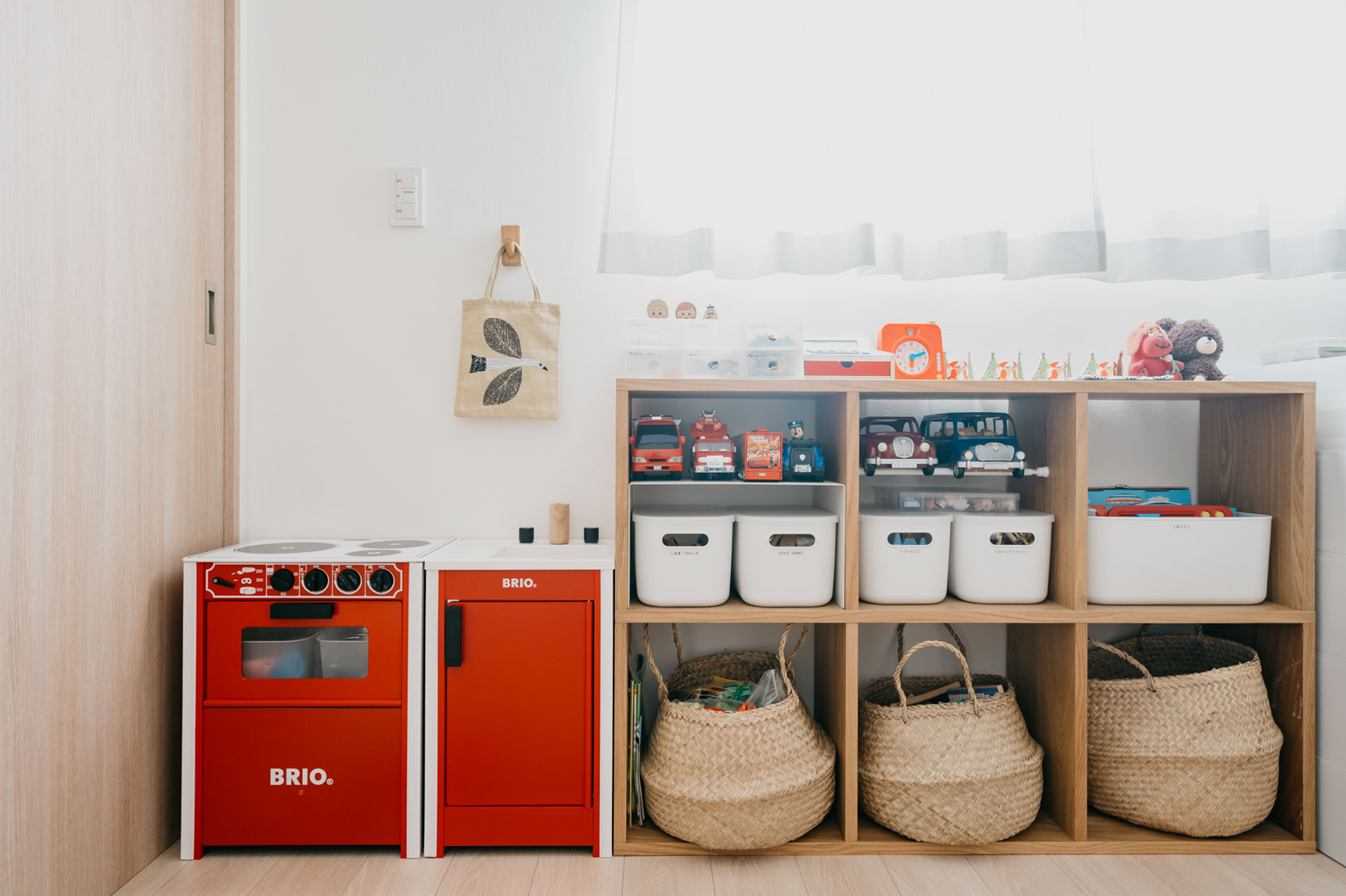 シェルフ下段のカゴはIKEAで購入したもの。お子さんが自分で片付けられるように、投げ込むだけでいいカゴにしたんだそう。万が一落としてしまっても柔らかい素材なら安心感がありますね。(このお部屋を見る)