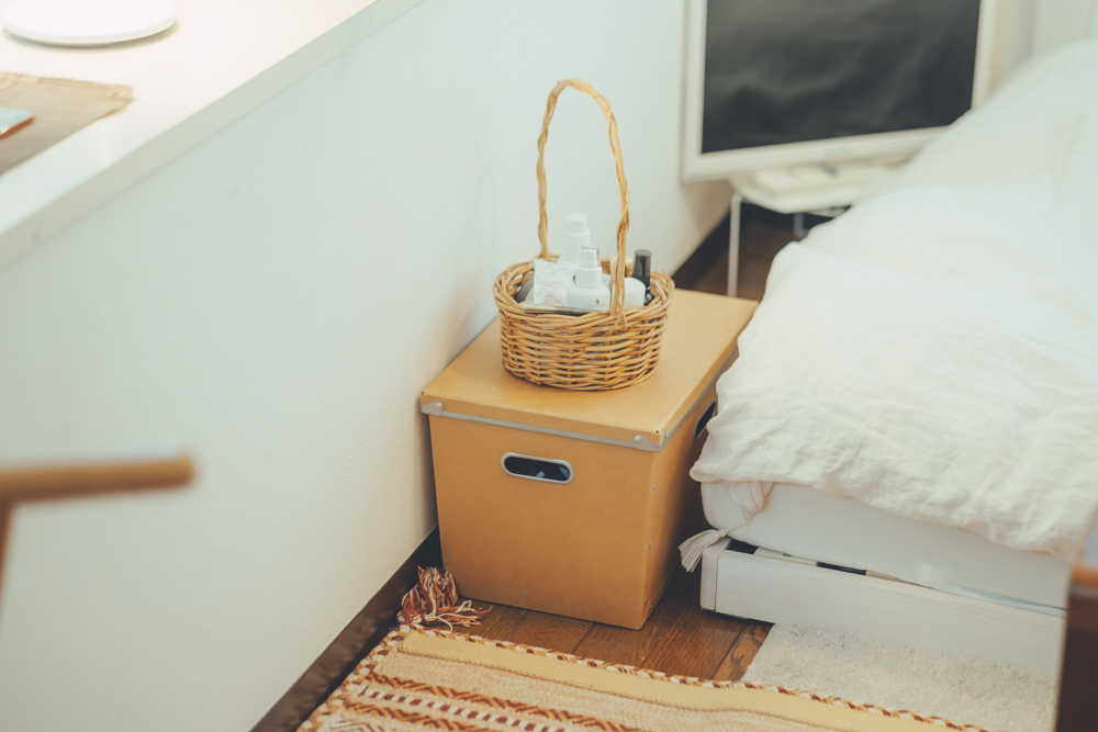 化粧品をカゴに入れることで、お出かけの準備はミラー前、寝る前はベッドサイドでと移動させながら使っているんだとか。ドレッサーがない場合や、コンパクトなお部屋で真似したいアイディアです。(このお部屋を見る)