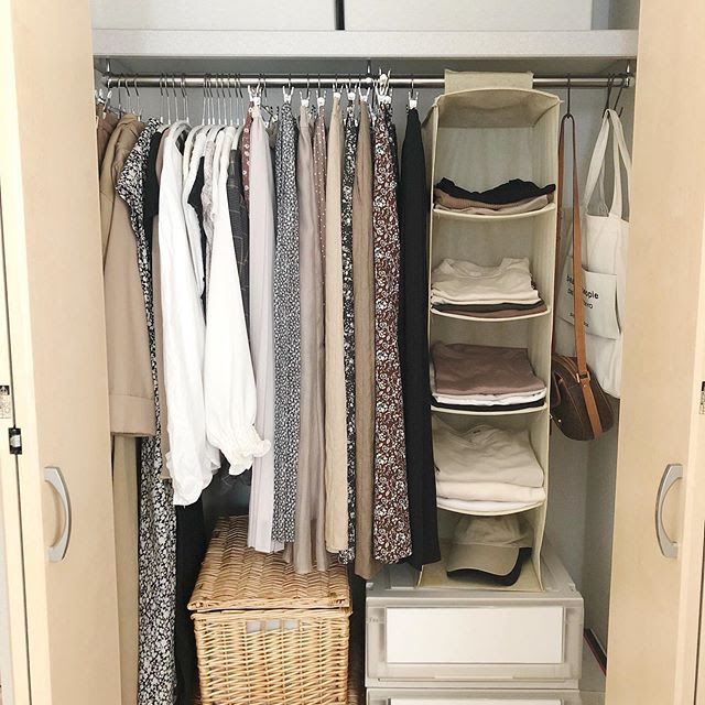 引っ掛かりが心配な方は、帽子やバッグなどを入れるか、別の袋に衣類を入れてからしまうのがおすすめです。蓋付きを選ぶと埃がかぶってしまうのを防げます。(このお部屋を見る)