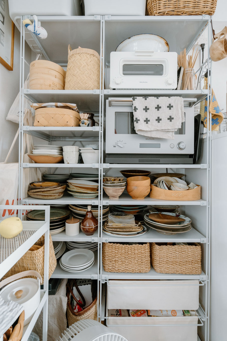 食器の収納はもちろん、パッケージが目立ちやすいラップや備蓄品をしまうのにもどうぞ。お料理するたびに気分が上がるキッチンへ一歩近づきますよ。(このお部屋を見る)