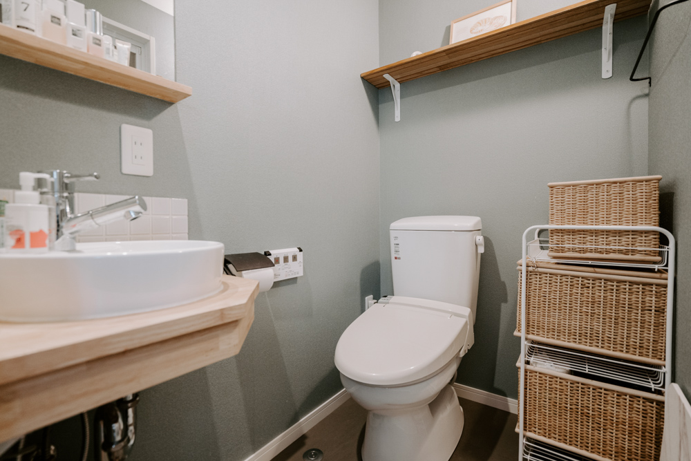 こちらのお部屋ではワゴンと組み合わせて使っています。洗面所とトイレが同室でも、カゴに細かく分けておくとタオル類や着替えの整理整頓がしやすいです。ちなみにドライヤー入れにしている方も多くいらっしゃいました。(このお部屋を見る)