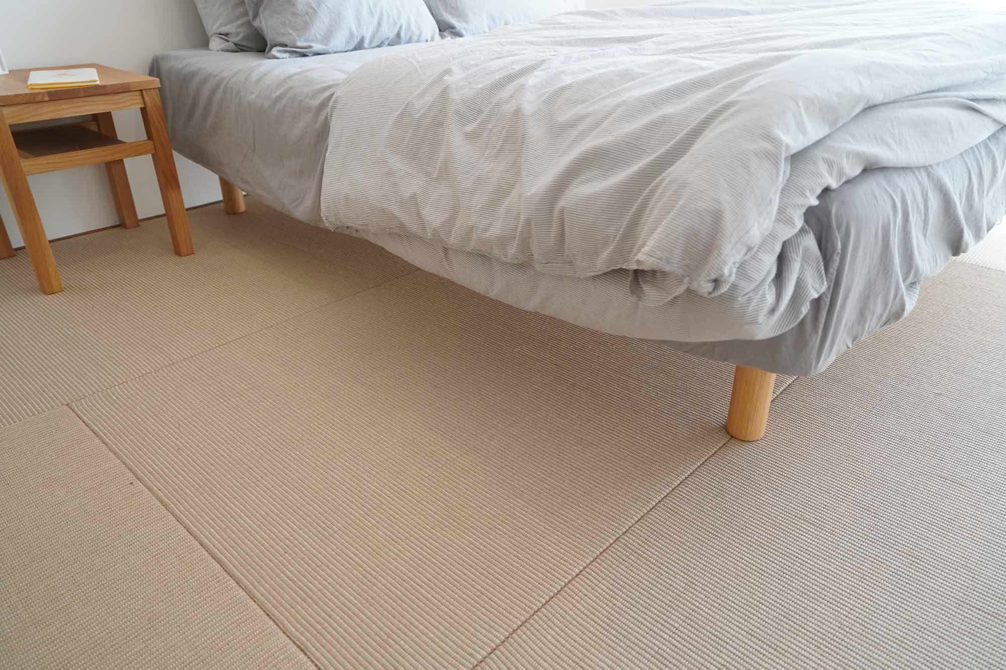 「MUJI×UR」共同開発パーツの麻畳は、しっかりとした硬さがあるので、ベッドなどの家具を置いてもへこみがつきにくく、模様替えもしやすいですよ。