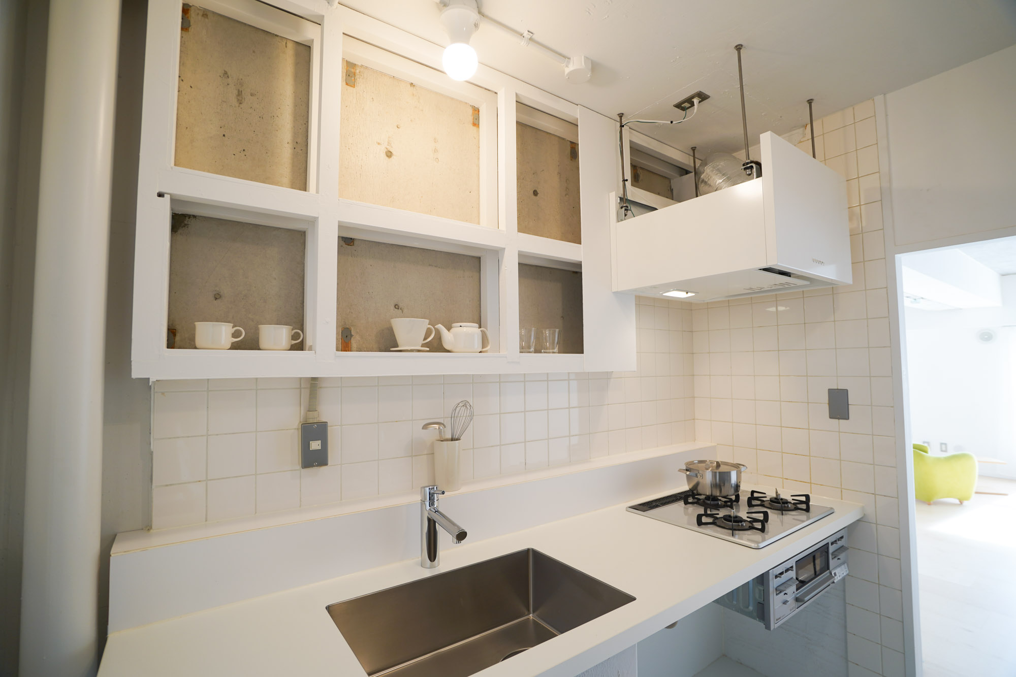 「MUJI×UR」共同開発のキッチンは、真っ白な天板がかっこいい。あえて扉や引き出しはつけられていないので、自分の好みの収納ボックスやゴミ箱などを自由に組み合わせて使えます。