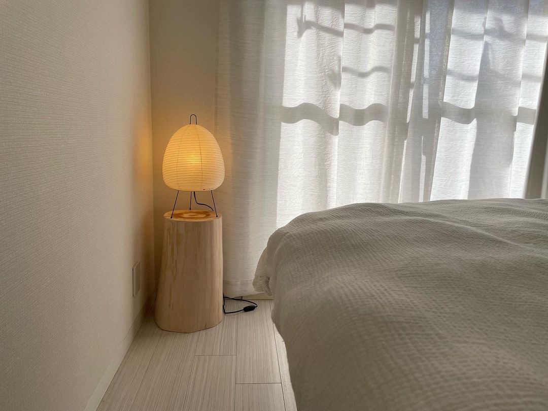 寒い北欧の家では、照明にこだわる方が多いといいます。例えばこちらお部屋ではイサムノグチの「Akari」を置いて、寝室を癒しの空間に。台座はヒノキの匂いのする丸太スツール。心地よい香りが寝室に広がります。