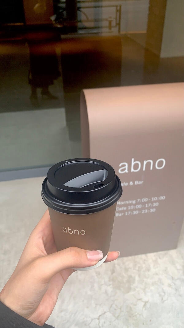 「DDD Hotel」に併設されたカフェ「abno」のテイクアウトコーヒー
