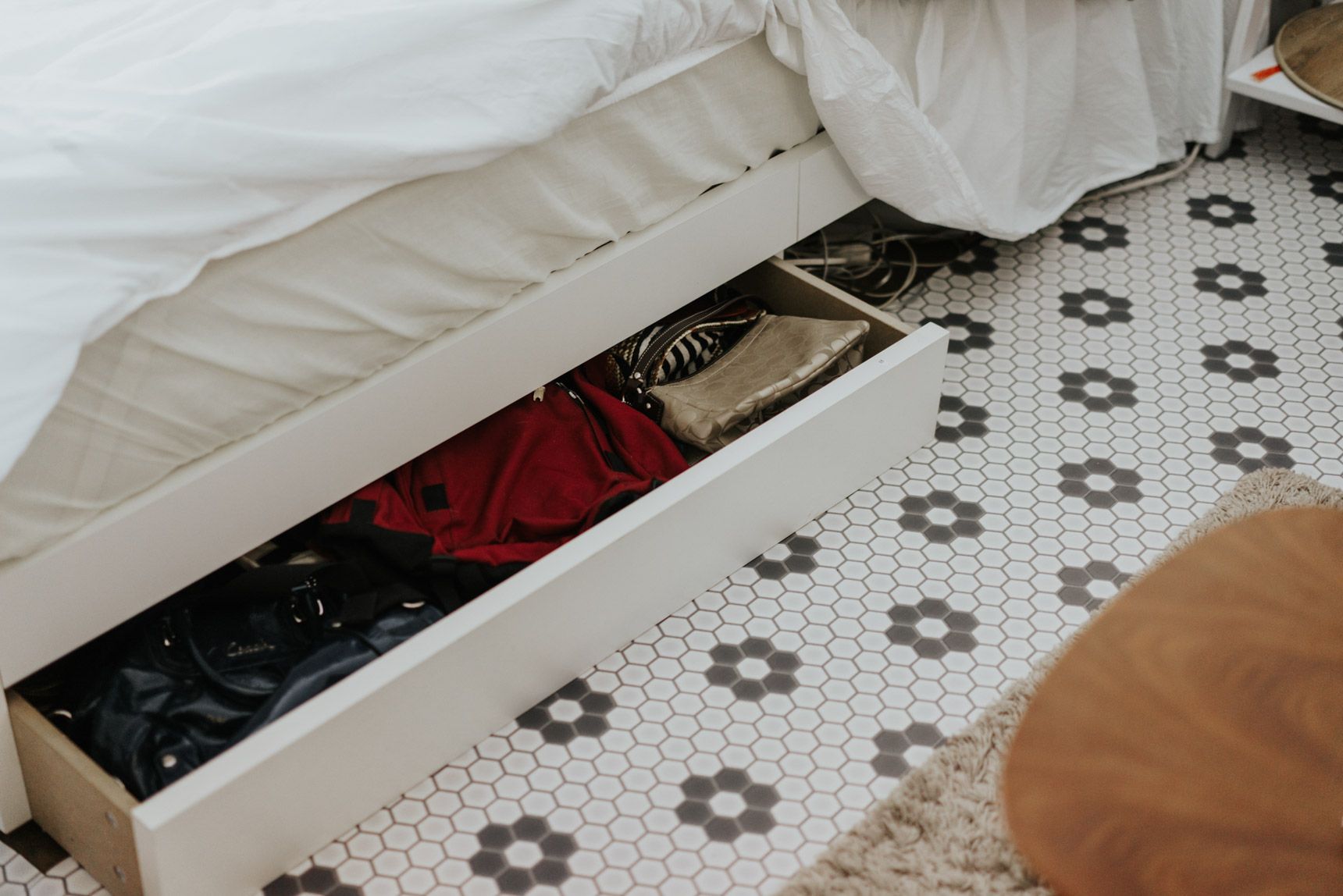 引き出し付きのベッドを選べばバッグをスッキリ収納できますね。引き出しがないベッドでも、衣装ケースやボックスをプラスすることで真似できますよ。(このお部屋を見る)