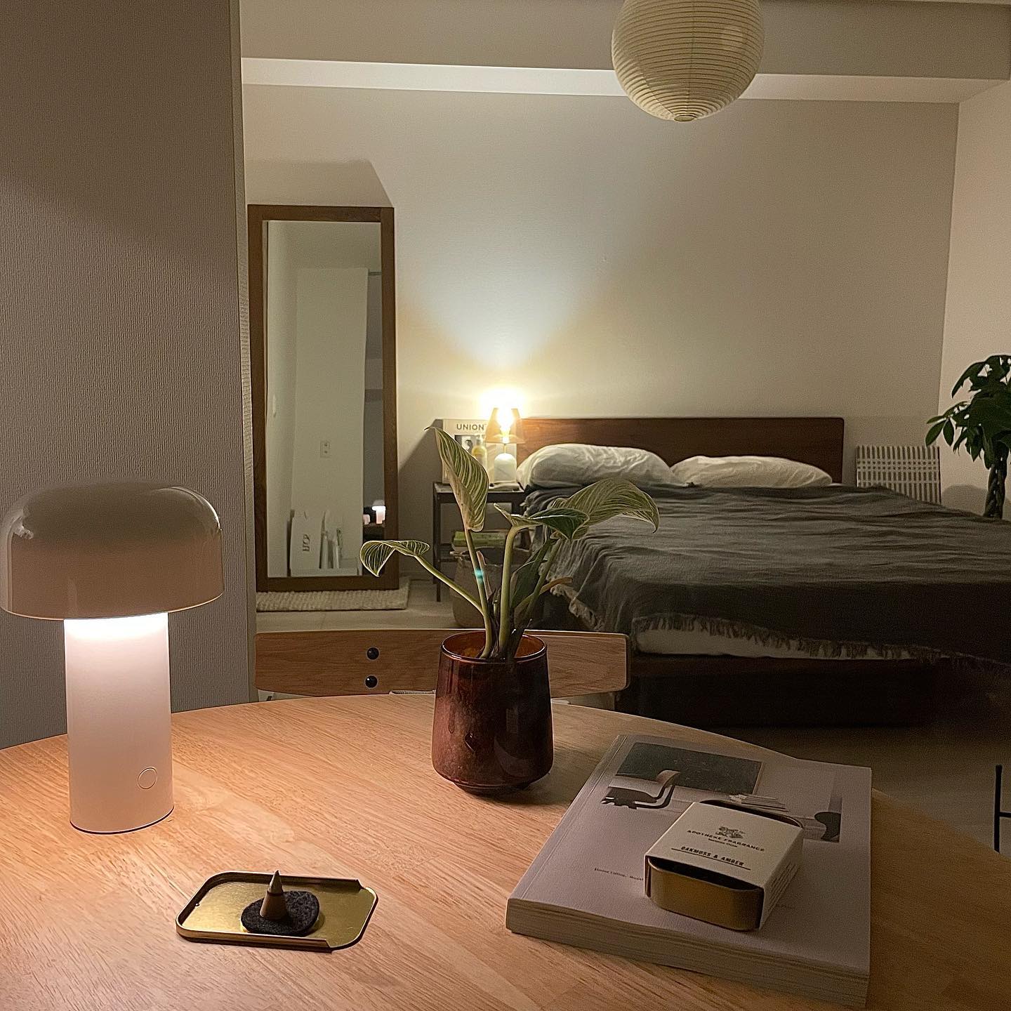 ベッドサイドの読書灯として、ダイニングの手元を照らす灯りとして。デザイナーズランプは、ぐっとお部屋の雰囲気を良くしてくれる気がするので、いつかは1台持っておきたいものです。
