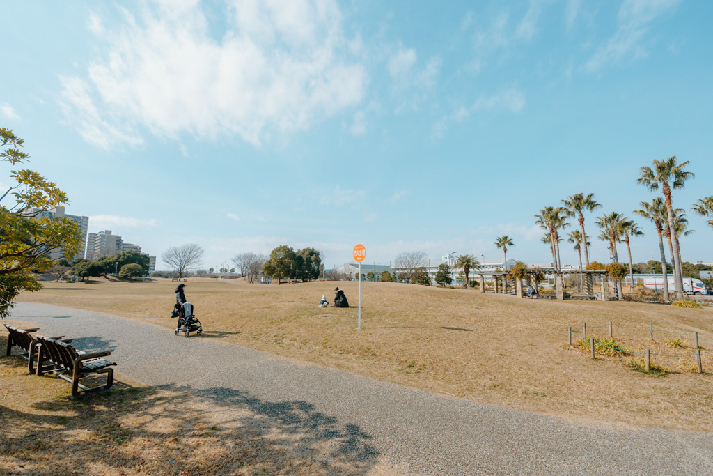 団地を出てすぐの場所には、明海の丘公園があります。散歩や子供を走らせたりするのに良さそうな広場です。
