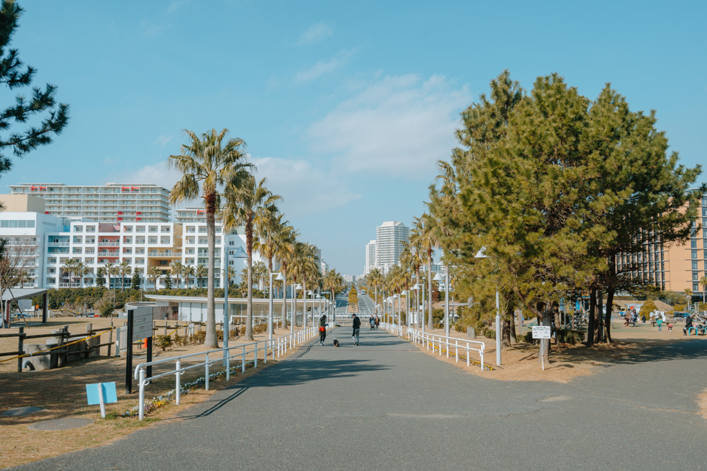 さらに海沿いへ足を運ぶと、浦安市総合公園があります。デイキャンプやバーベキューができるスペースがあったり、子どもが遊べる遊具があったり。休日はこの公園で過ごすという住人の方は多いのだそう。