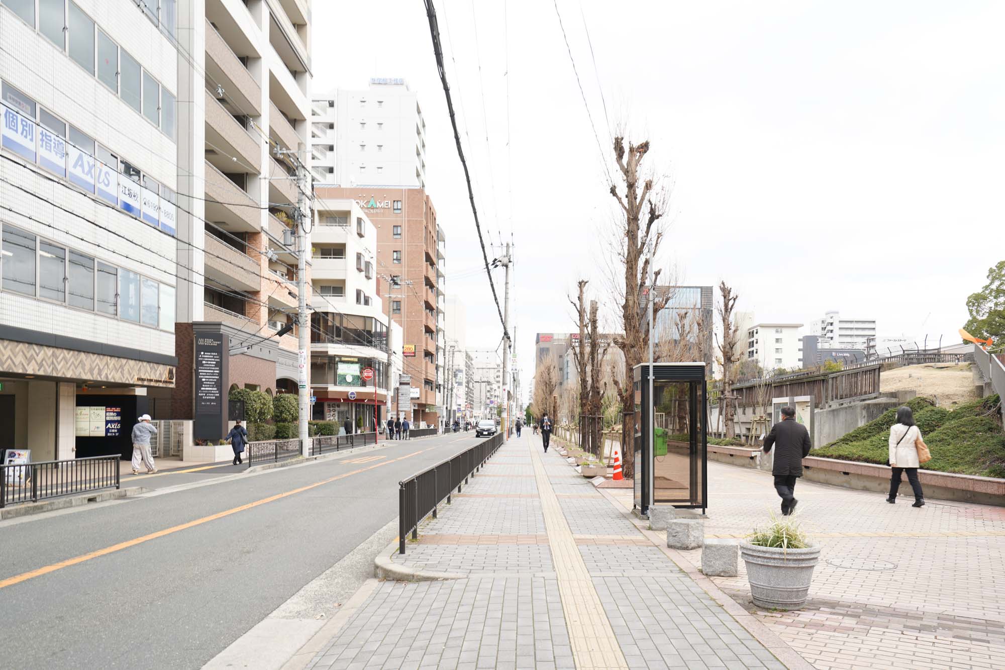 江坂駅前からつづく「江坂ポプラ通り」は歩道も広く、人通りも多い明るい道。この道沿いに物件があるため、帰りが遅くなる方や女性にとっては安心できるポイントになりますね。