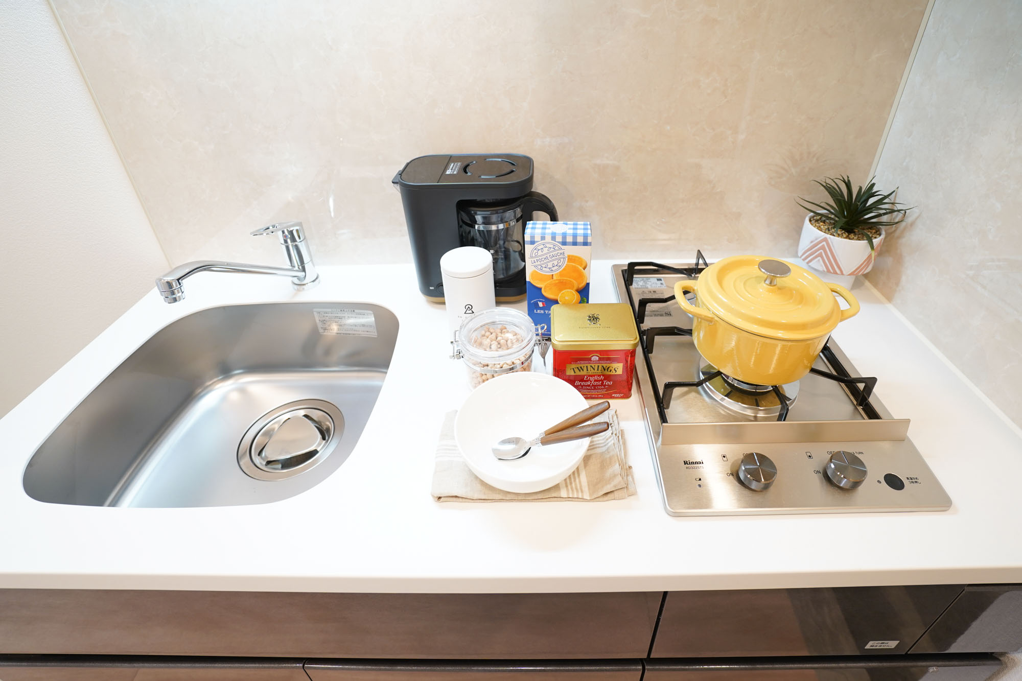 ガス2口コンロのキッチンは、作業スペースがしっかりあるので自炊をする方も不自由なく使えそうです。