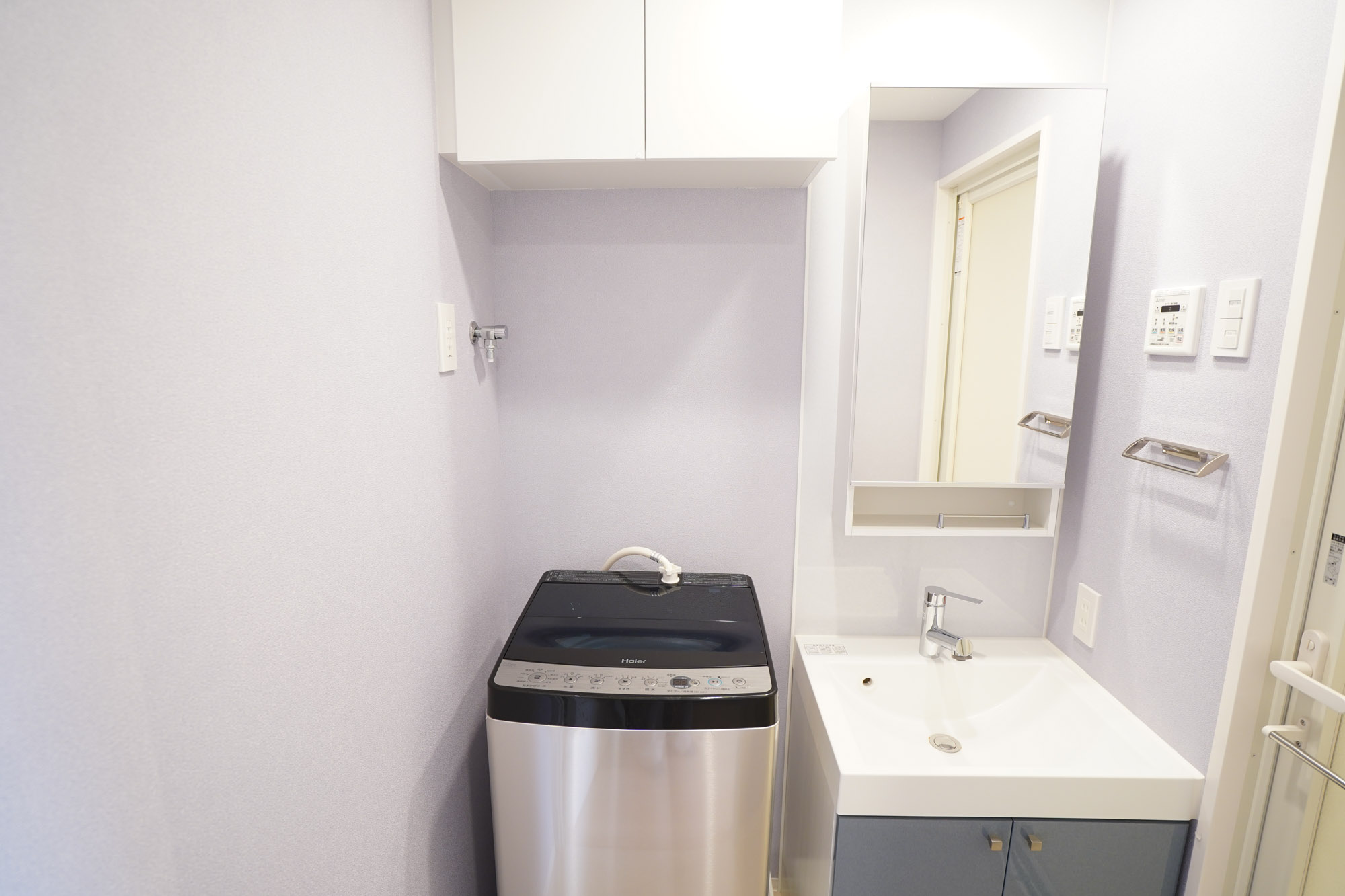 洗濯機を置ける広さのある脱衣所。洗濯機置き場の上には棚があり、独立洗面台ももちろんついています。