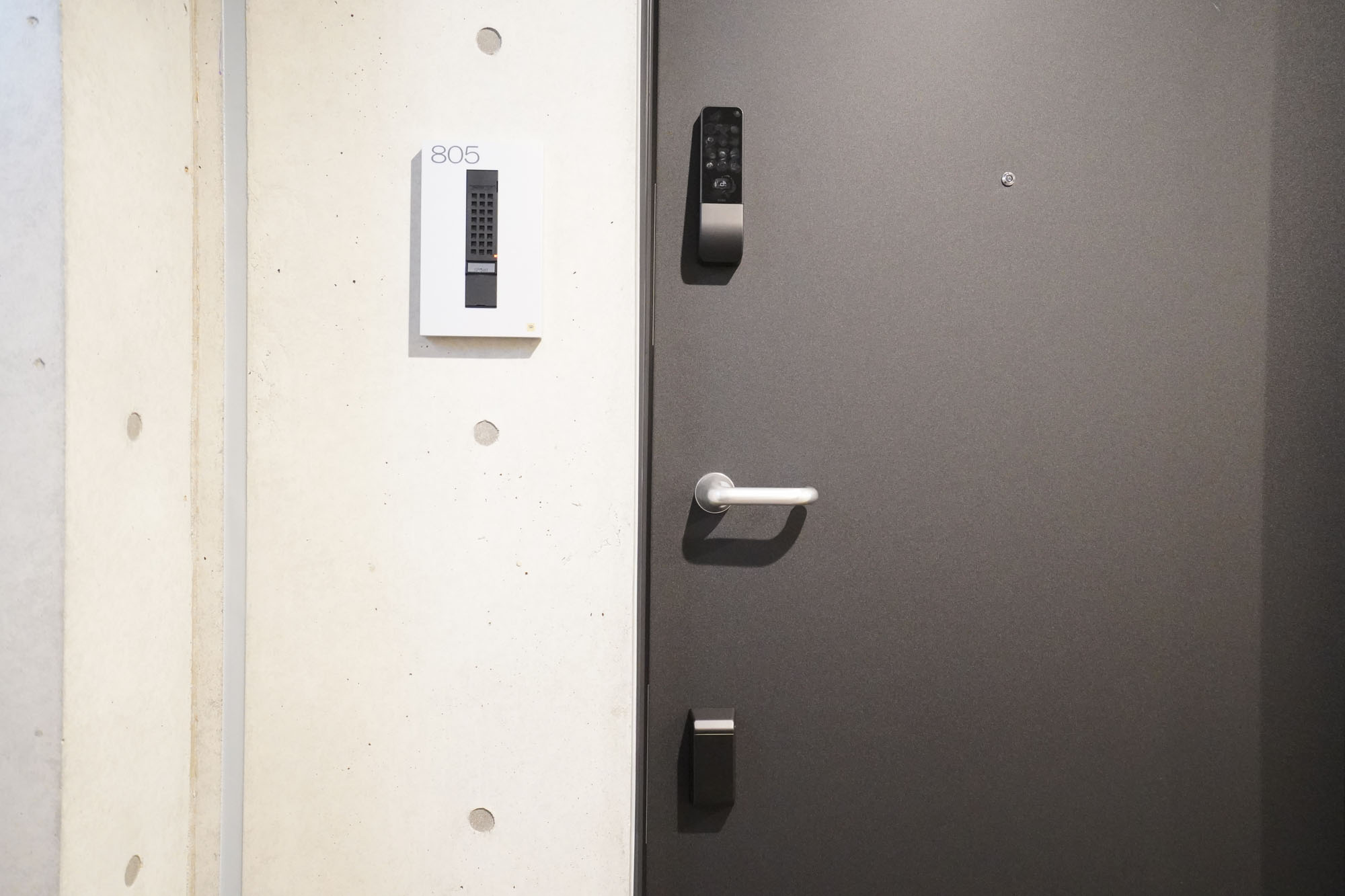 ZOOM江坂公園では、全部屋でセキュリティ性の高いスマートロックが採用されています。スマートフォンもしくはICOCAなど交通系ICカードで解錠が可能。