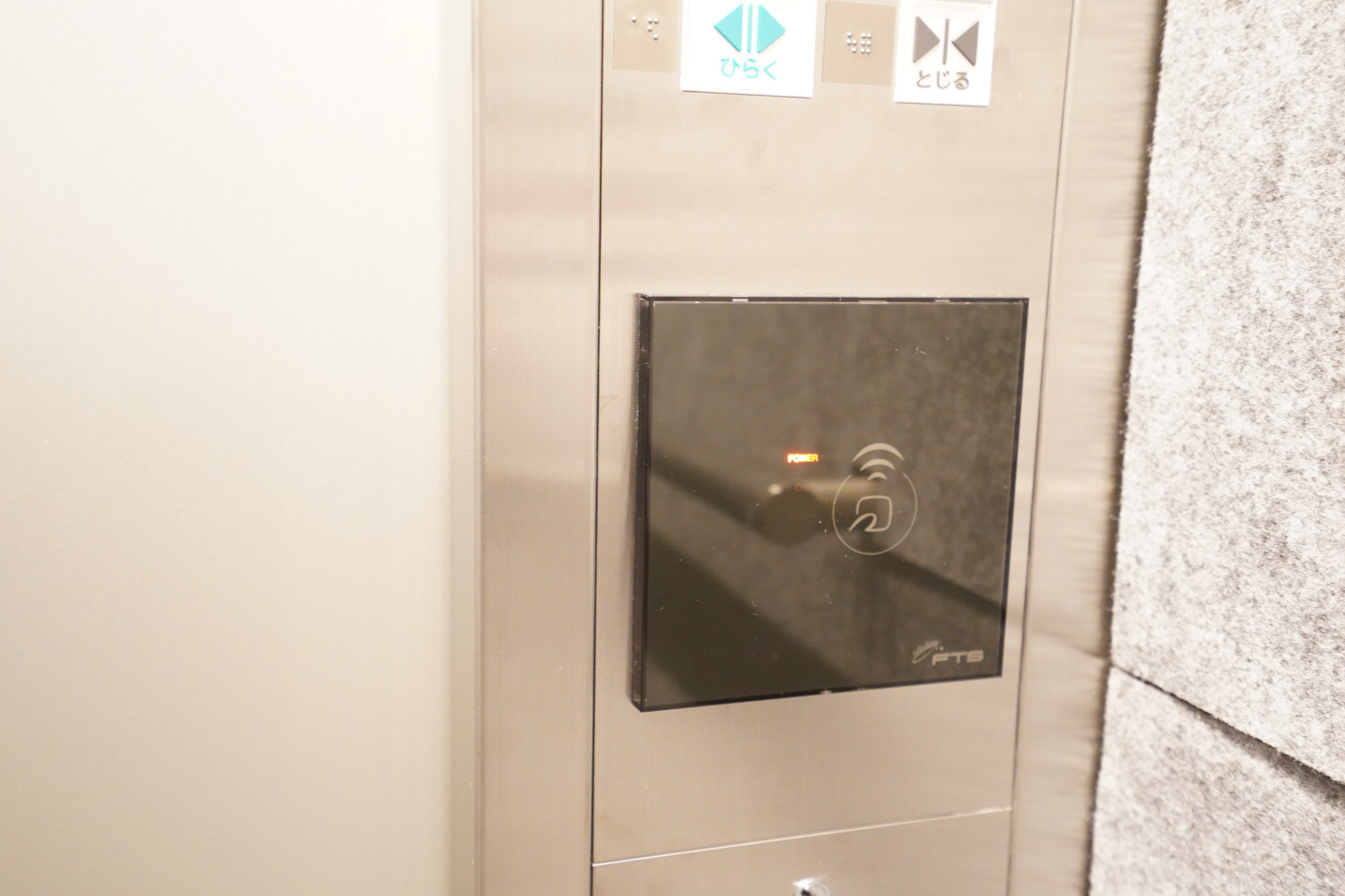 さらに、エレベーターの停止階も制御されているというホテル並みのセキュリティの高さです。共用部のオートロックと共通のICチップ内蔵キーをかざすと、自分のフロアにのみエレベーターが止まる仕組み。