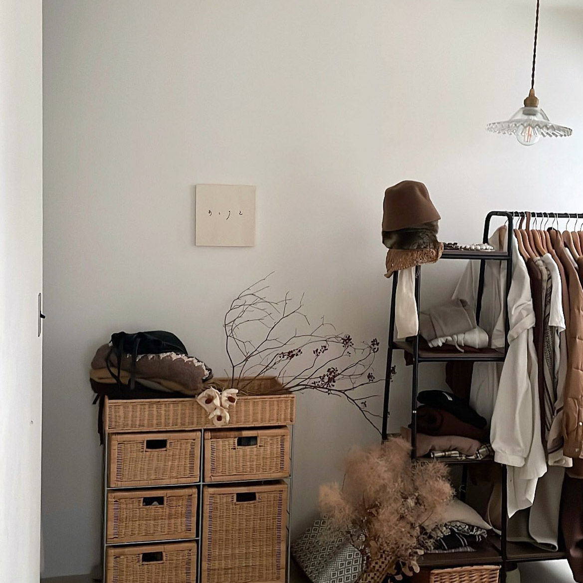 収納兼撮影のお部屋は、他のお部屋とはちょっとイメージを変えて、韓国風インテリアを意識した空間に。