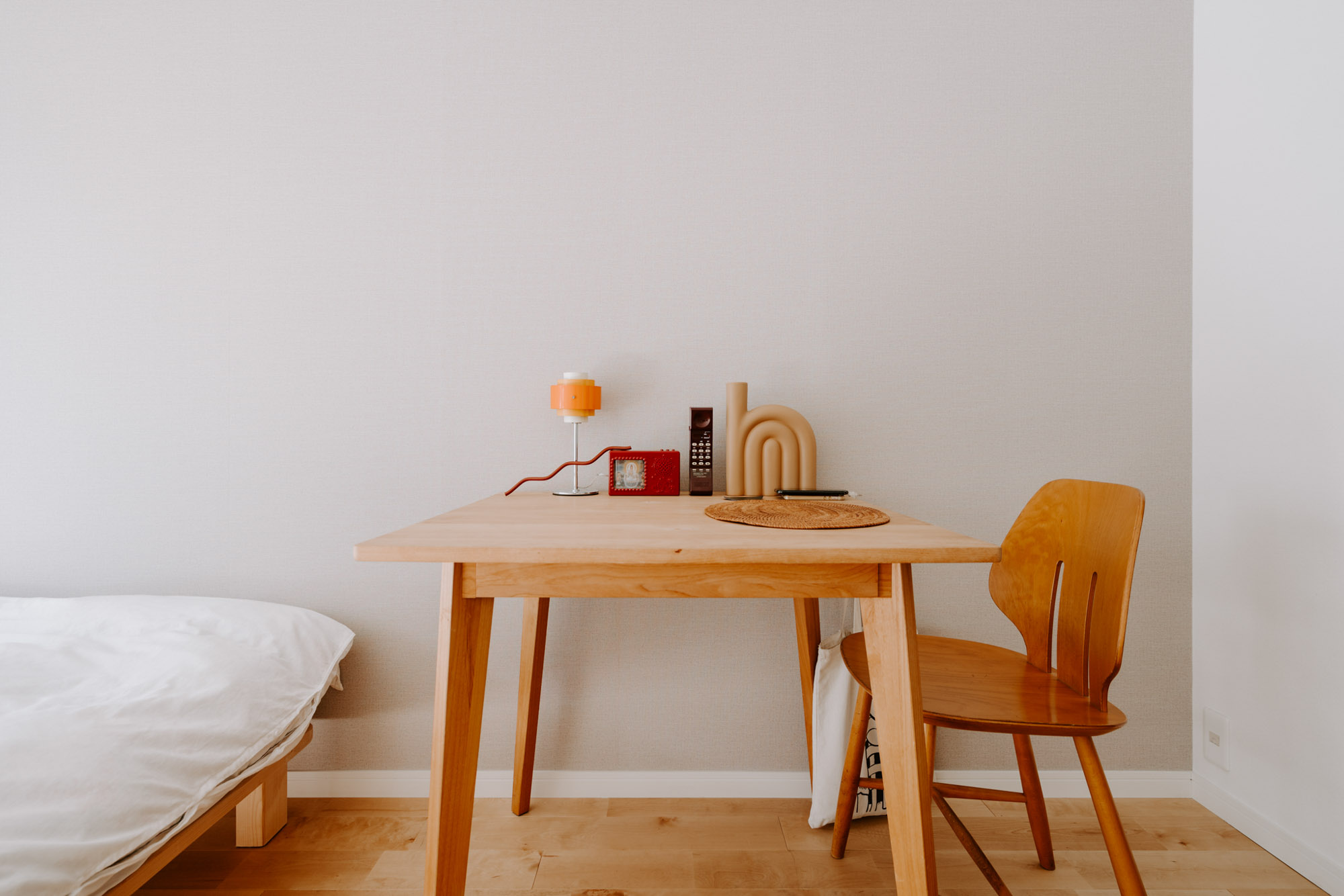 こちらのお部屋の、一人暮らしのお部屋にもちょうどいいサイズのダイニングテーブルは momo naturalのもの。シンプルで飽きの来ないデザインは、長く使い続けていくことのできる家具になるでしょう。