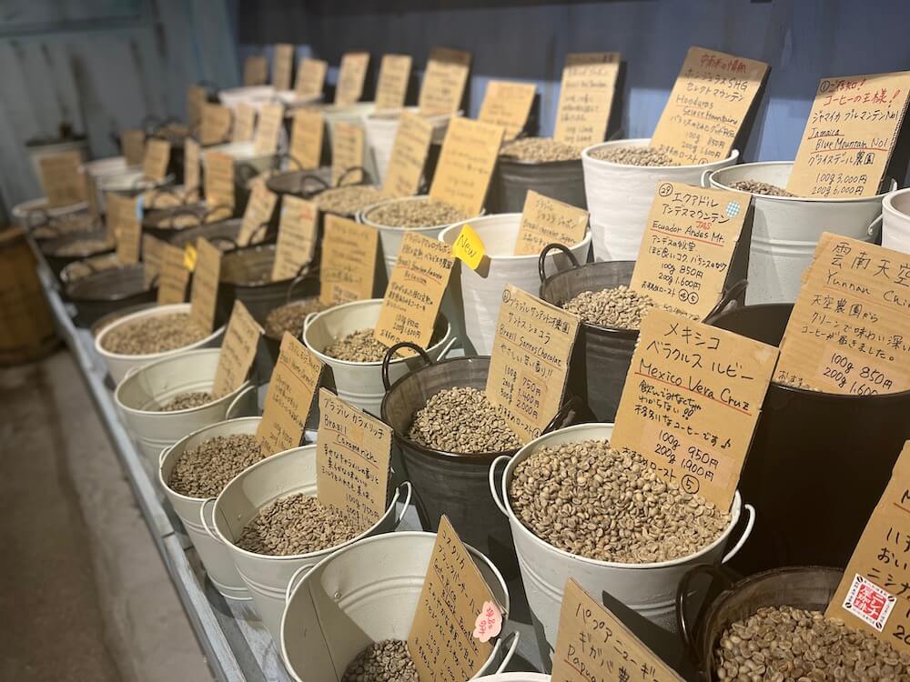 世界各地のコーヒー豆がずらりと並ぶ昭和8年創業の老舗珈琲販売店「ニシナ屋」
