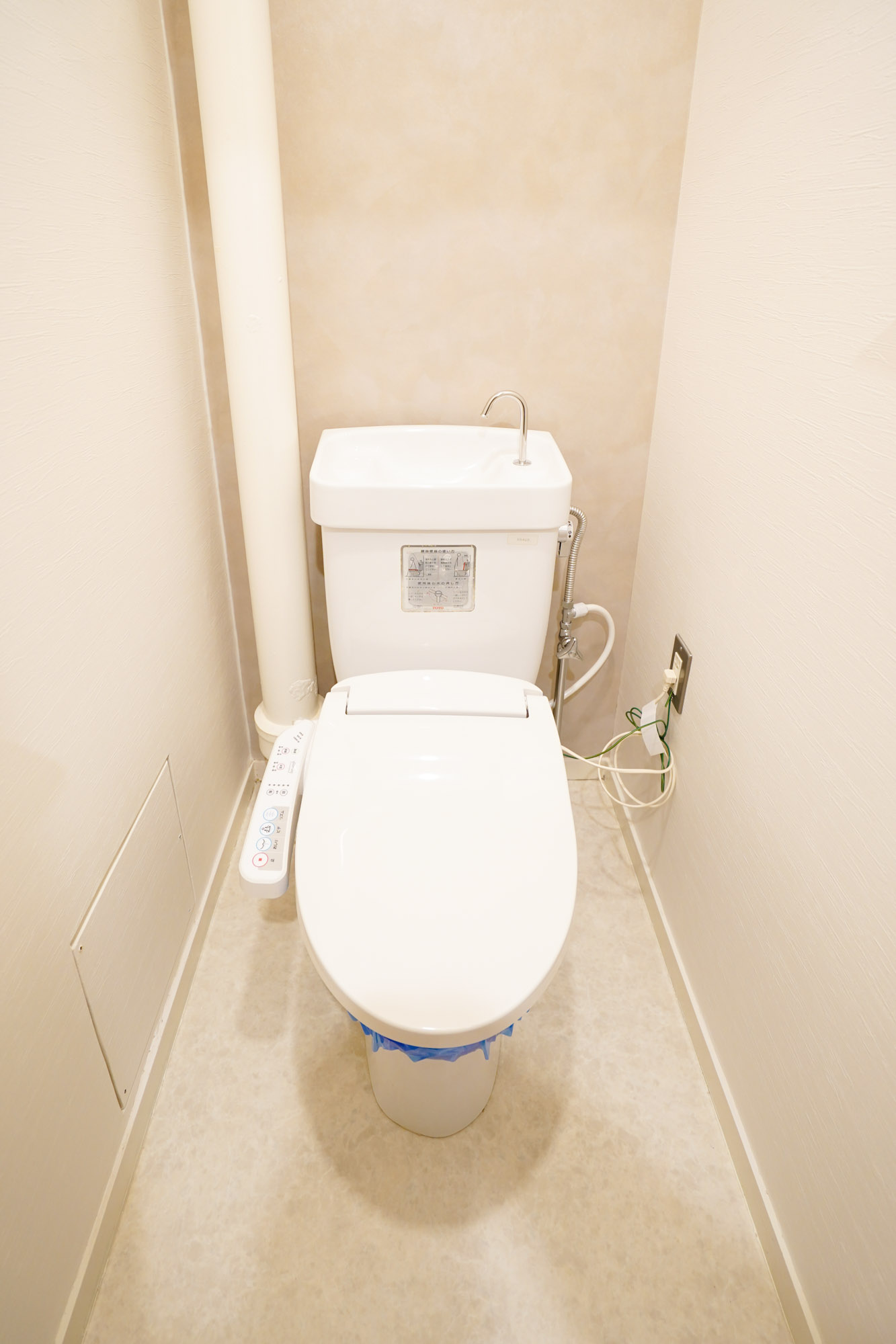 トイレは多機能便座付きです。お風呂やトイレの壁紙などのデザインも、東さんたち、学生さんがひとつひとつ選んでいます。