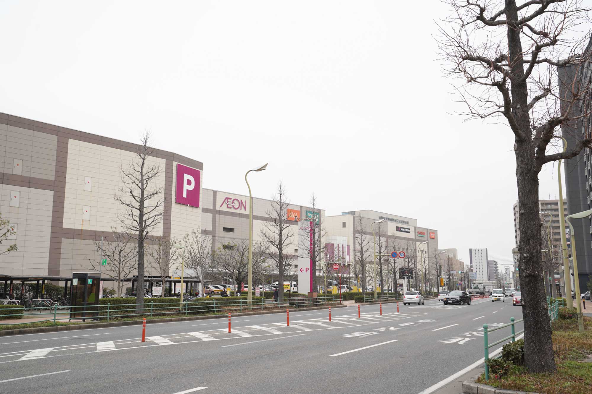 戸畑駅前の大通りには、大型のショッピングモールが。映画館まであるので、休日のお買い物にも安心です。