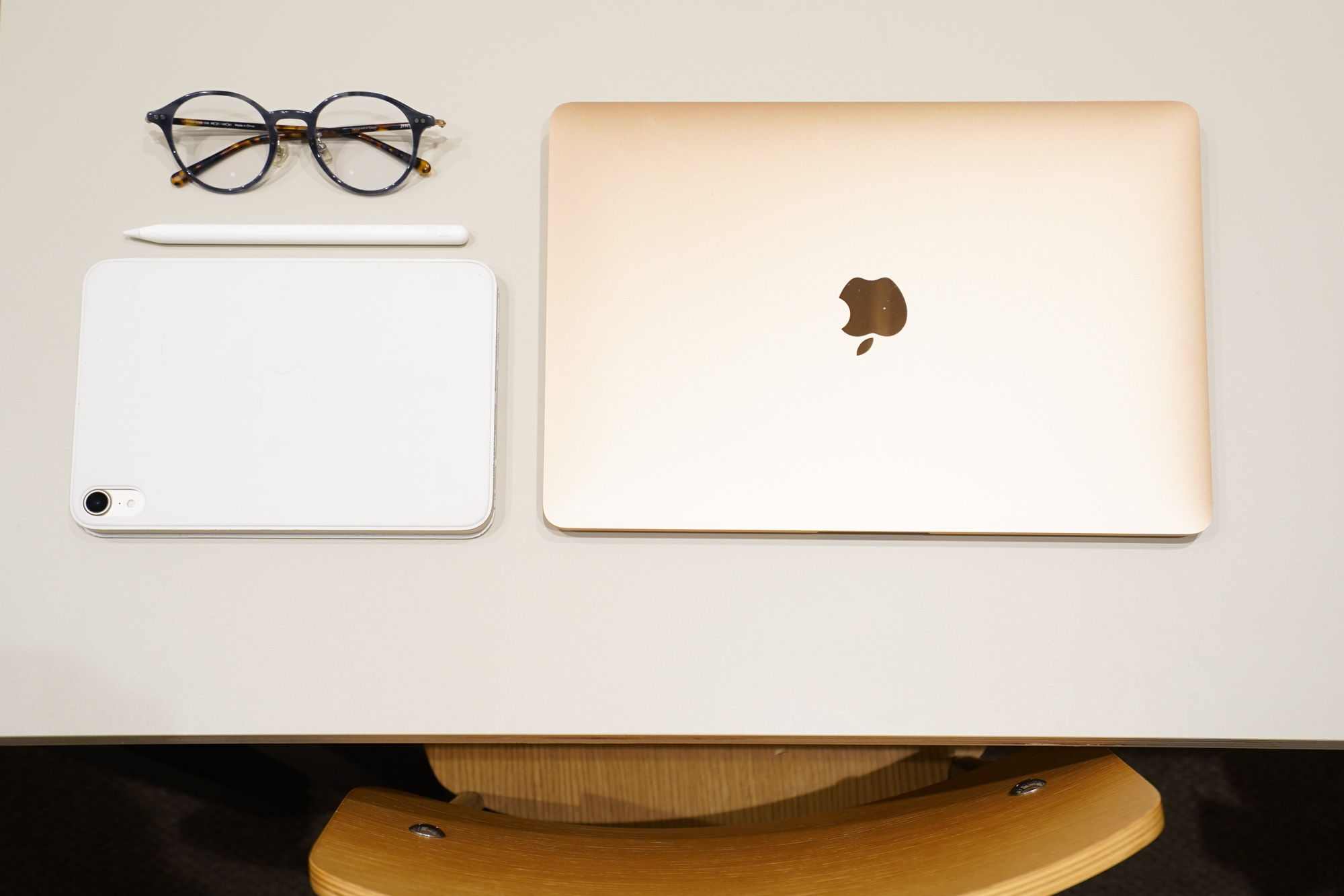 Iさんの仕事道具はかなりシンプル。MacBookと、メモなどに利用するタブレット、そしてメガネ。