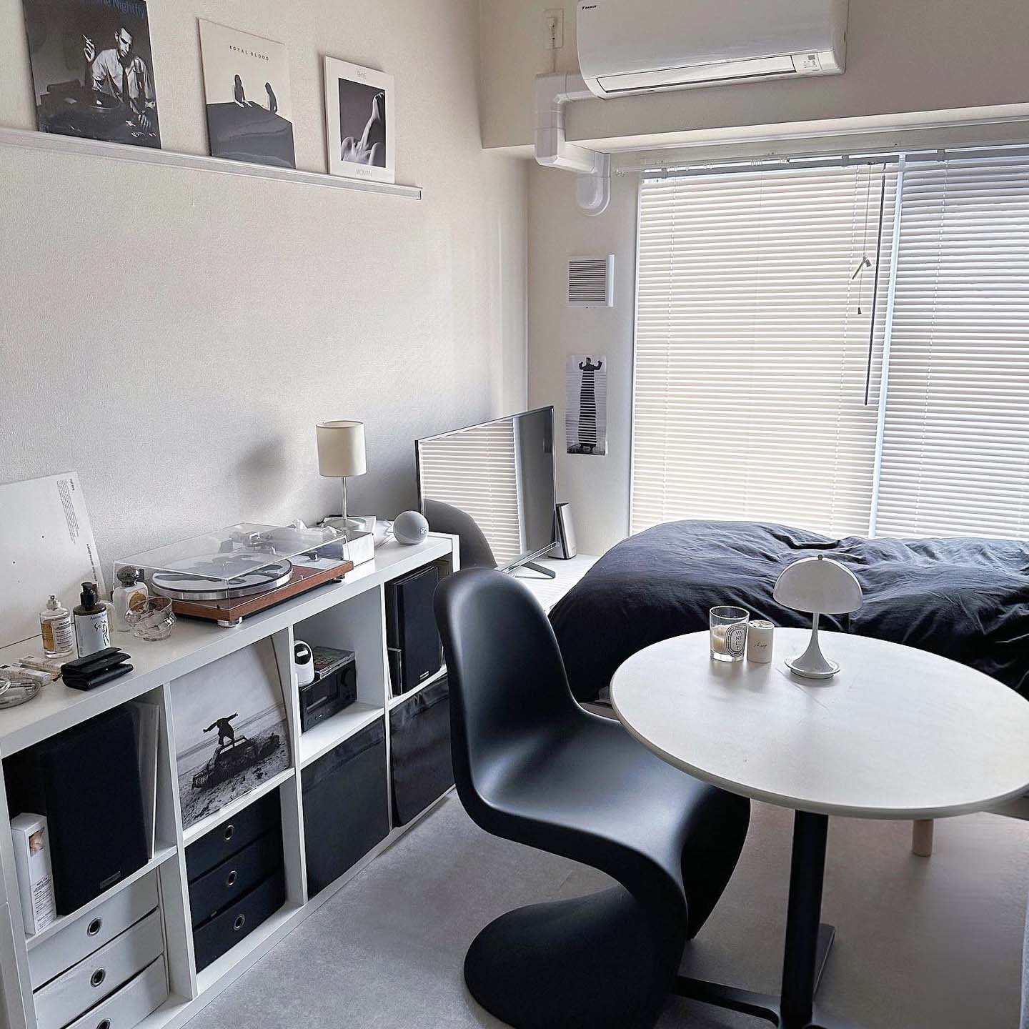シンプルで無機質な「音楽好き」の部屋。6.5畳の一人暮らしインテリア