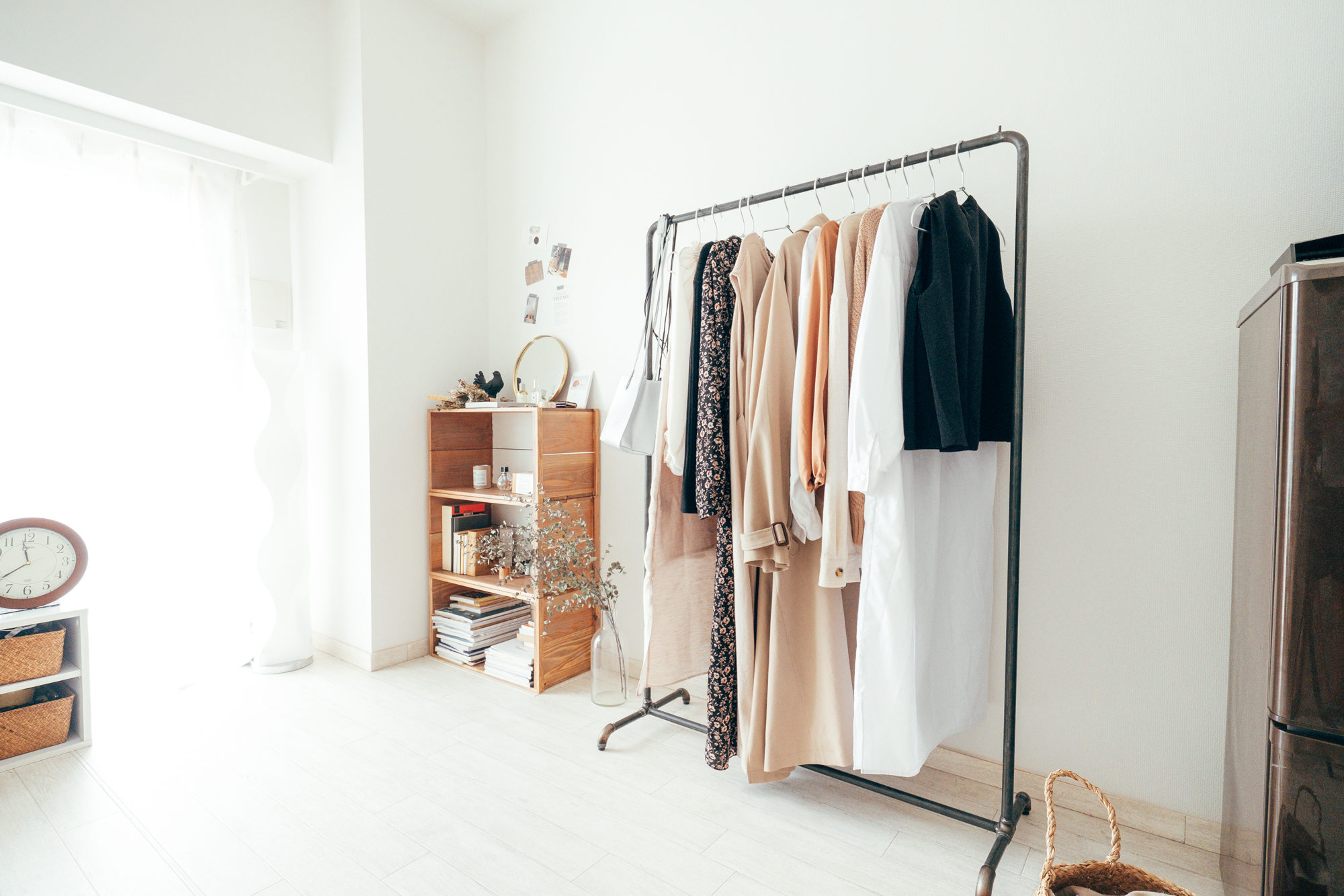 お洋服をたっぷり収納できるハンガーラック。細身のタイプのものを選べば、ベッドと壁の間など、隙間にはめて収納できそう！