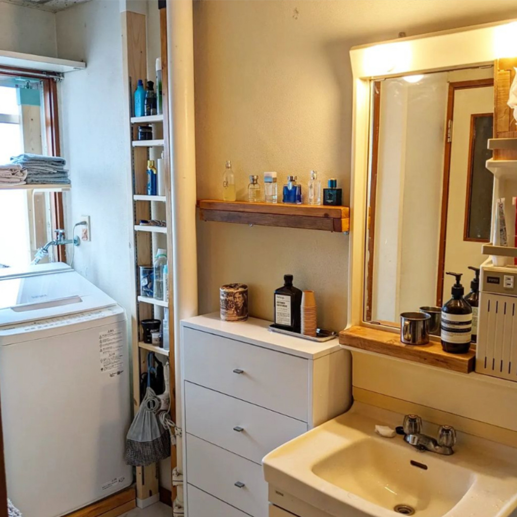 洗面所や脱衣所の狭いスペースも、ラブリコと木材があれば、壁面収納スペースのできあがり。洗濯機横はDIYで棚を制作。一気に収納スペースが増えました。