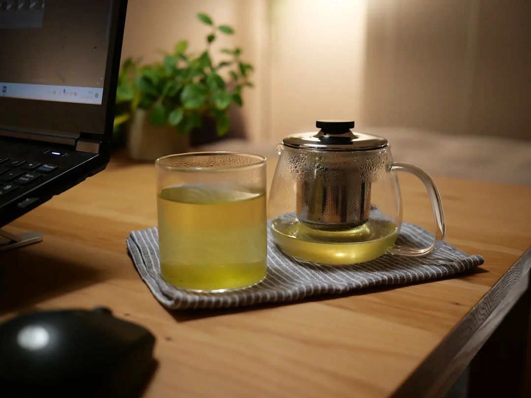 テーブルで作業をするときは、コーヒーやお茶にこだわっているというWoodyさん。ティーポットはKINTO、耐熱グラスはボロシルのもの。