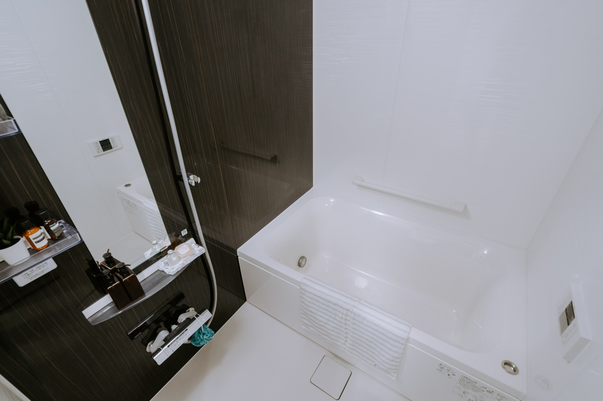 水まわりの設備の充実度も新築ならでは。浴槽は幅が広いタイプがついていて、ゆったりとバスタイムが楽しめそう。