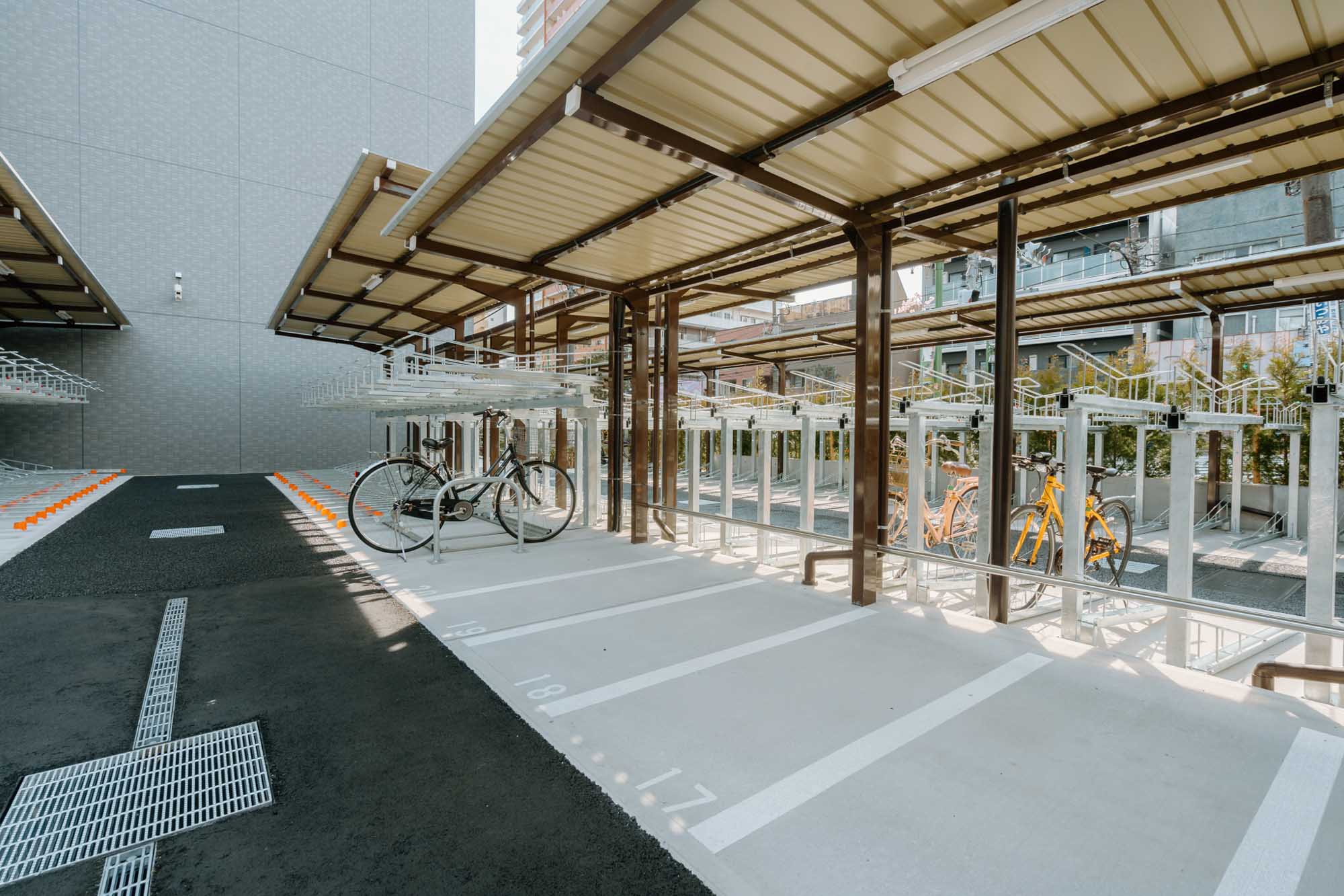 エントランスすぐ横に、駐輪場・バイク駐輪場・駐車場も完備。