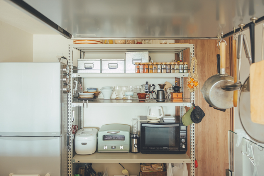 キッチン自体にも使いやすいように意識されている様子を伺うことが出来ます。 収納アイテムには、工業用ラックを使用して、誰でも使いやすいオープンな収納に食器やコーヒー、家電が配置されています。