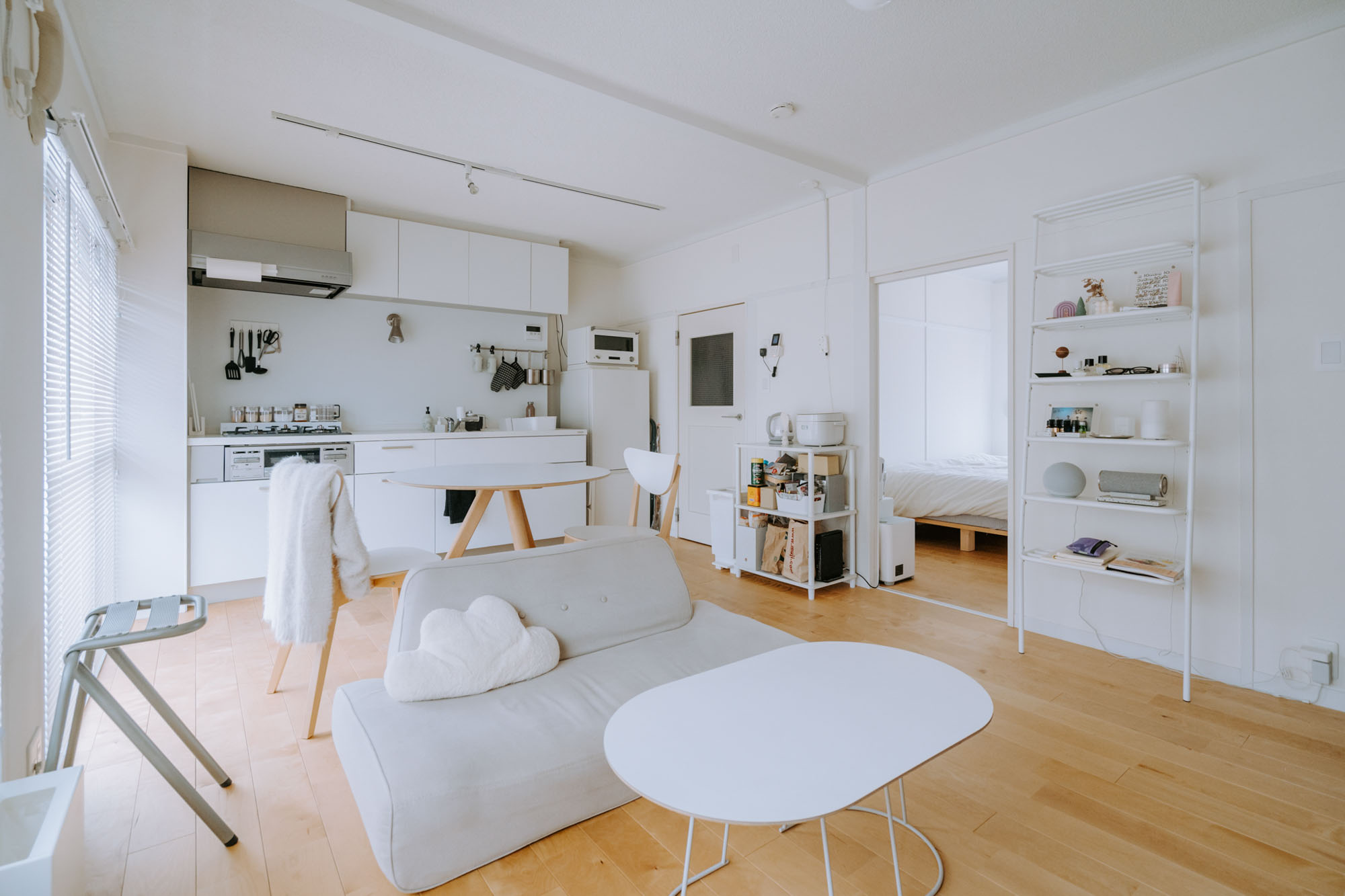 真っ白な大きなキッチンが決め手になった、リノベーション賃貸の2LDK。マットな白を基本にしたデザイン性のある家具でまとめて、素敵に住みこなしている二人暮らしのお部屋に伺いました。