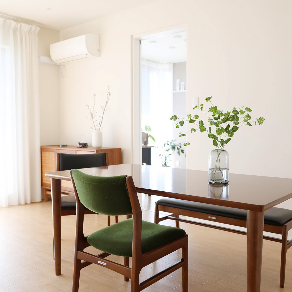 シンプルインテリアが好きだということで、家具は最小限に。余白があってとっても落ち着きそうなお部屋です。