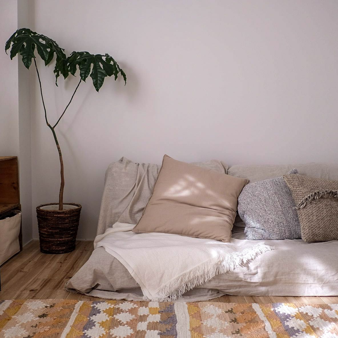 ソファにかける布やクッションカバーは、いつでも気軽に変えられるもの。好きなデザインのものを集めて、季節や気分に合わせてつけかえると、室内でも四季を感じられていいですね。