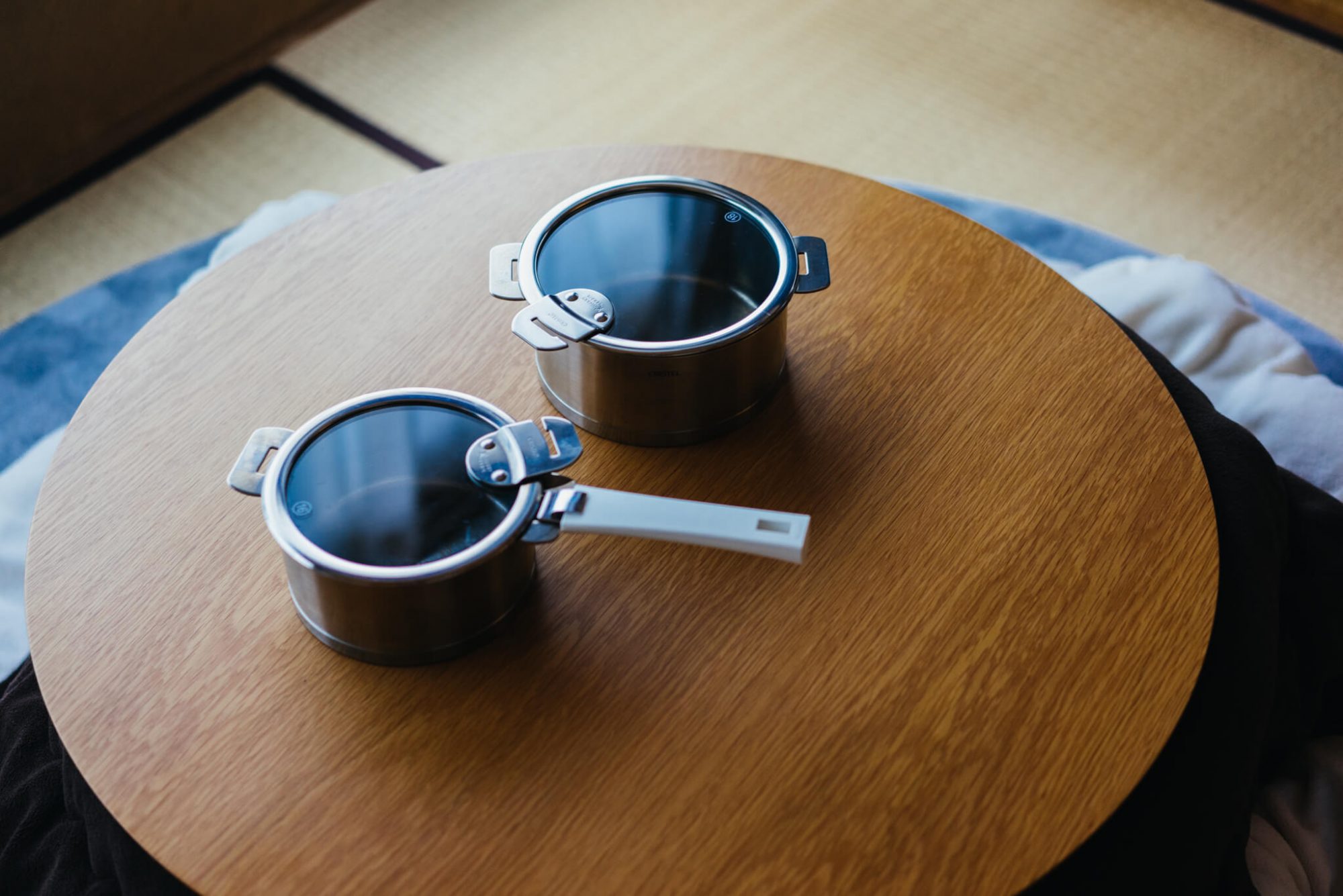 シンプルなデザインの鍋は、耐久性にすぐれた高品質のステンレス。さらに持ち手部分が外せるため、重ねて収納できるのはもちろん、狭いシンクでも洗うのが楽なんだとか。(アイテム紹介はこちら)