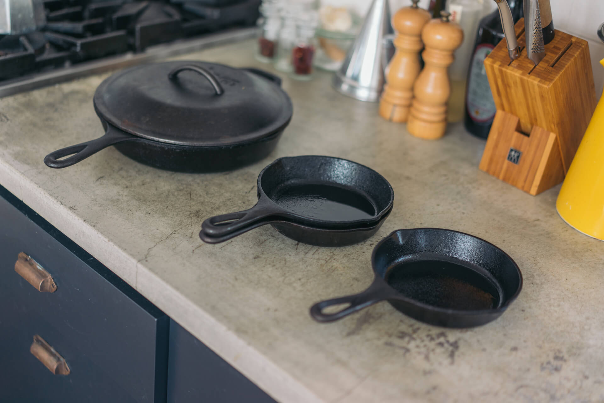 鋳鉄のスキレットは食材に熱をむらなく伝え、カバーと併用することで蒸し焼きや煮込み料理などの調理も可能です。(アイテム紹介はこちら)