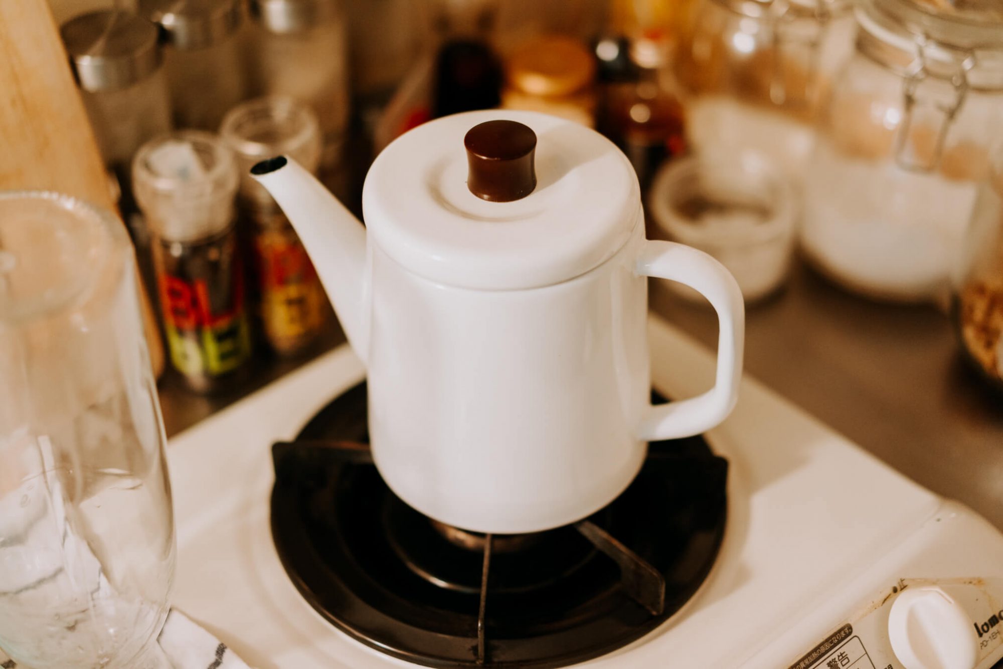 ころんとしたこちらのポトルは、その名の通りケトルとポットを兼ねたアイテムです。保温性の高いホーローなので、長時間テーブルの上に置いていてもお湯が冷めにくいのが嬉しいポイント。アウトドアの際にも活躍してくれそうですね。(アイテム紹介はこちら)