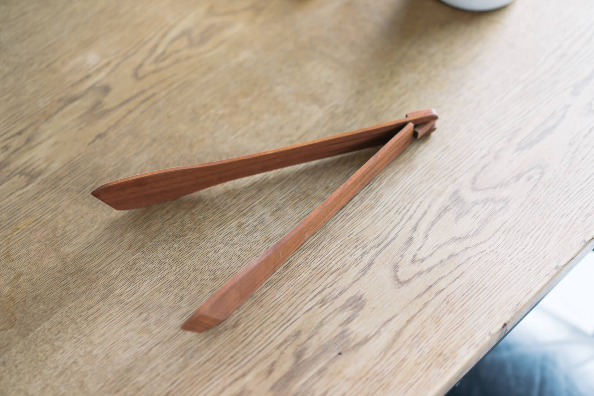こちらの温かみのあるトングはチェリー材を使用したもの。くるっと折り返すと……