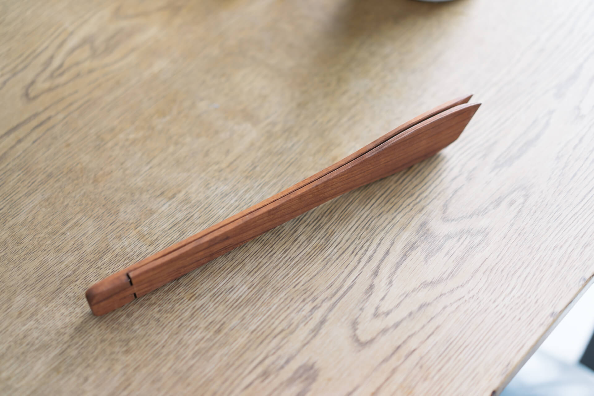 スマートなシルエットに変身。かさばりがちなトングもこれならスッキリと収納できますね。(アイテム紹介はこちら)