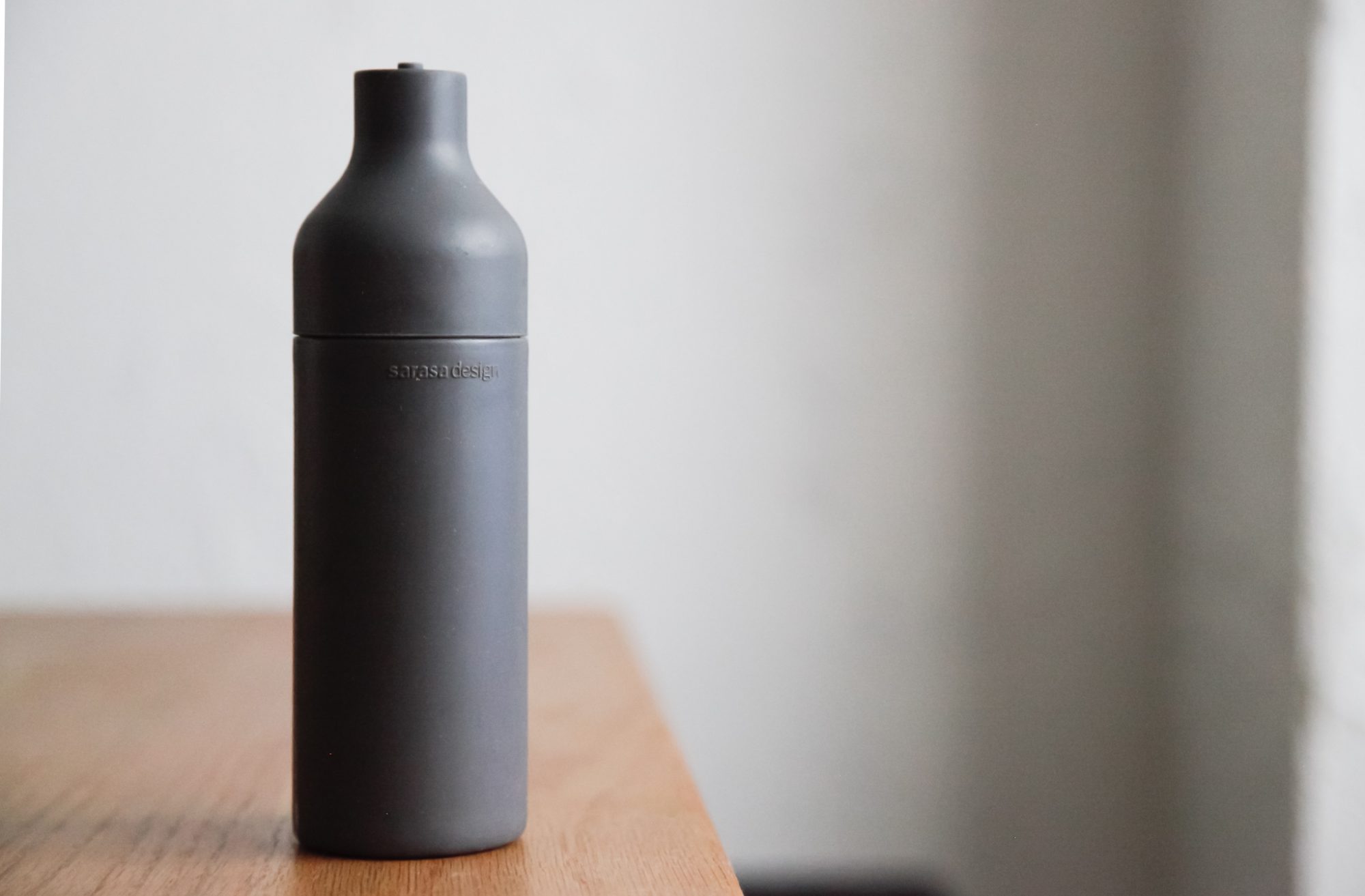 濡れた手でも滑りにくい柔軟なシリコン素材のボトルです。上下のパーツを分解して中身の詰め替えを行います。カラーランナップも落ち着いた色合いで、キッチンの雰囲気をグッと上げてくれそう。(アイテム紹介はこちら)