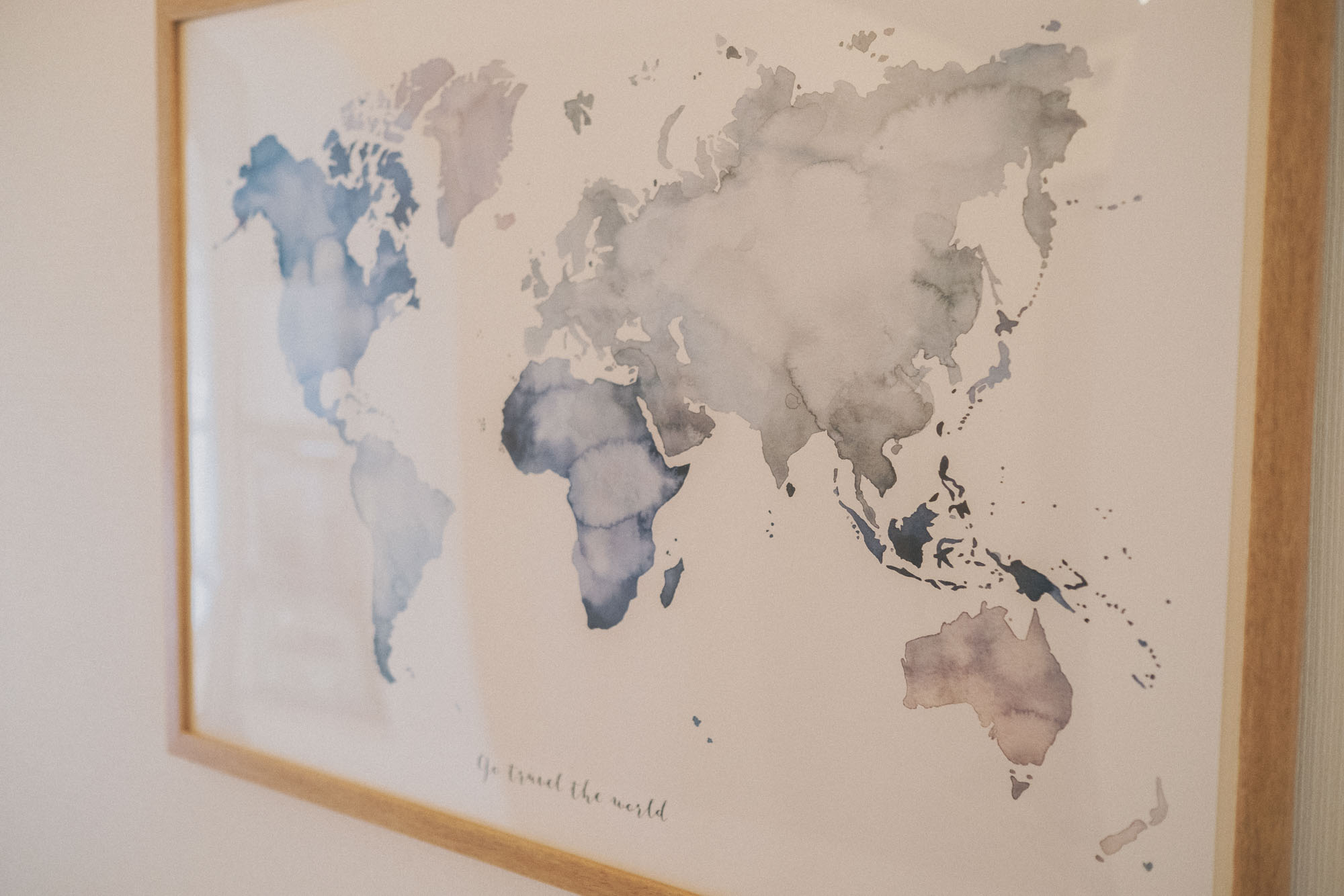 玄関から最初に目に入る壁には、新婚旅行のときに気に入って買われたという世界地図が飾られていました。