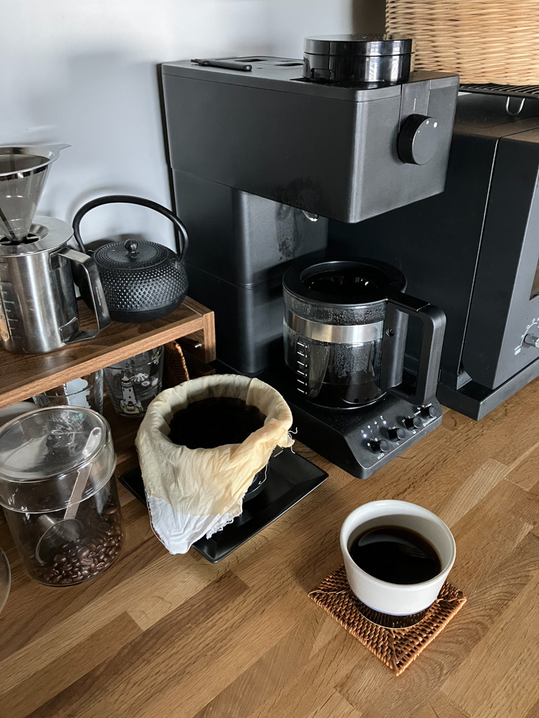 マットな質感とシンプルで落ち着いたデザインの全自動コーヒーメーカー。「豆を挽くところから全自動でコーヒーを淹れてくれるので、忙しい朝の時間に美味しいコーヒーがささっと用意できるのは嬉しいですね」