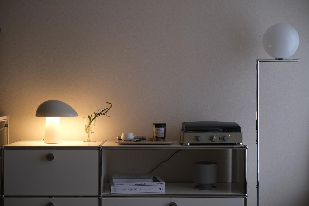 北欧のランプがすごく好きというTamakiさん。お部屋には印象的な形のデザイナーズの照明がたくさんあります。