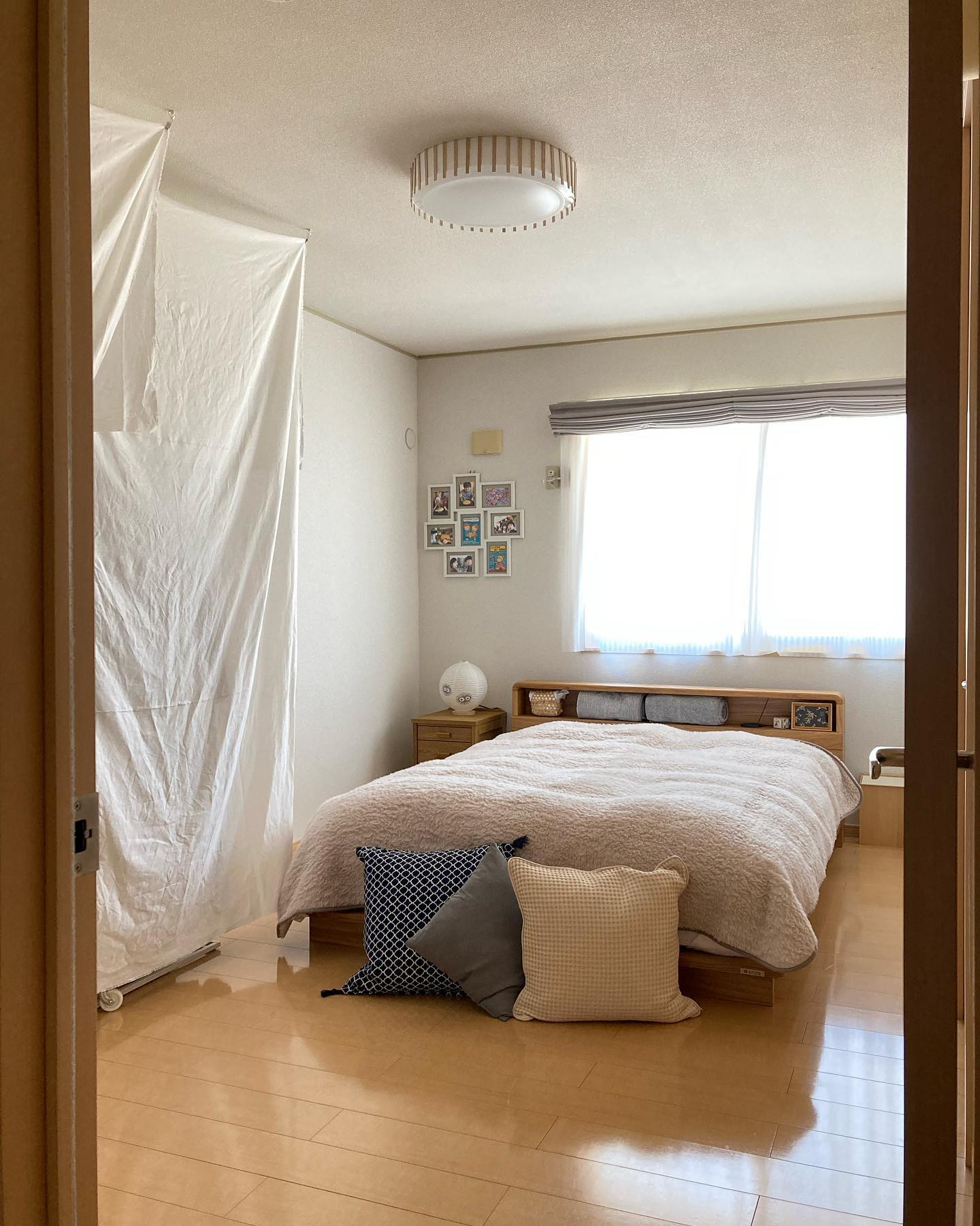 こちらはベッドルーム。まもなく同棲をスタート予定というchaiさん、二人分の収納力を確保するため、天井からの布で隠したクローゼットスペースをつくられています。